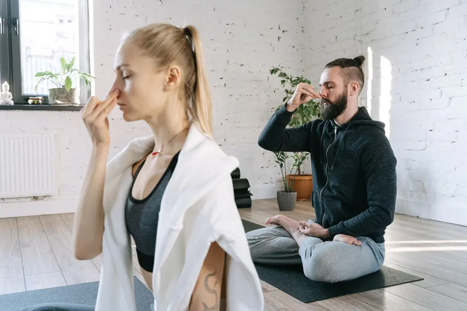 Dos personas practicando un ejercicio de respiración